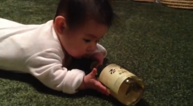 お酒を飲むナナコ